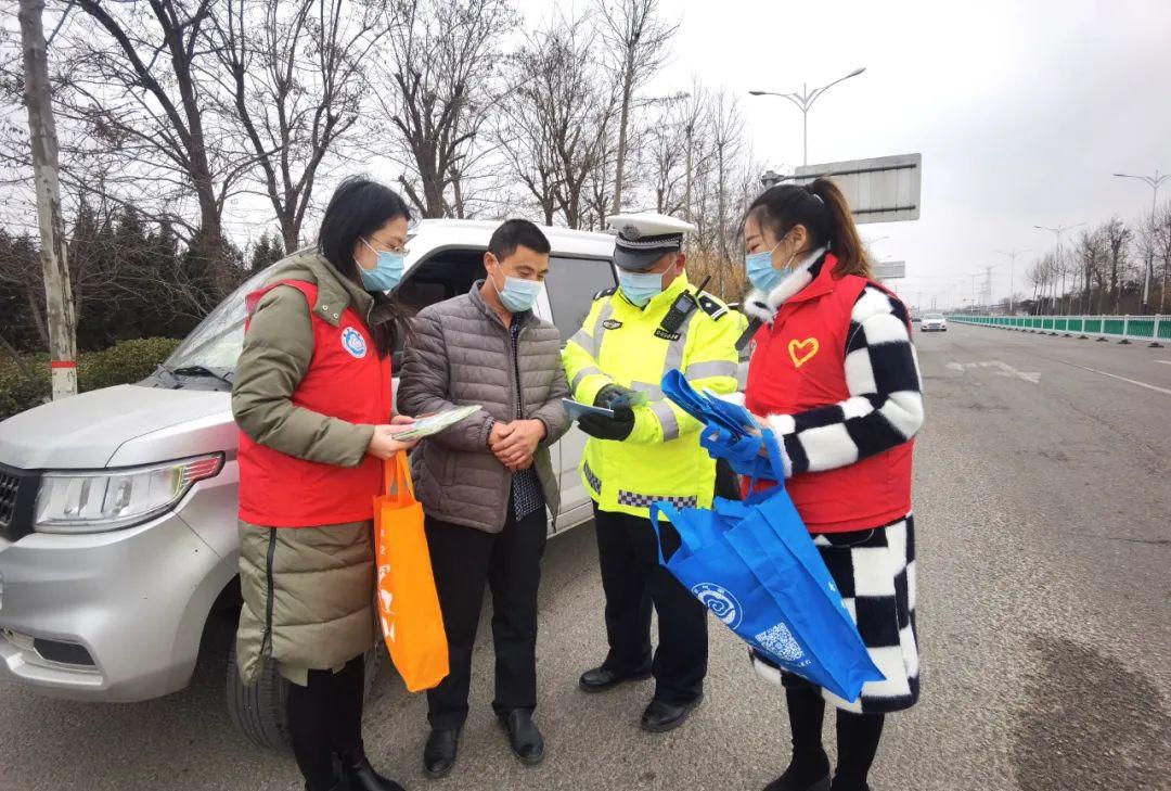 春运高峰遇暴雪，高速上的滞留与温情