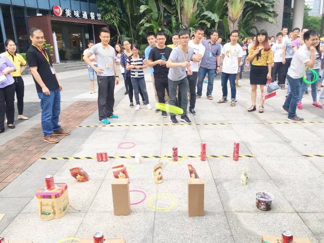 女子套圈神技惊现，触碰即反弹，三百环无失误背后的秘密！悬念重重揭秘真相。