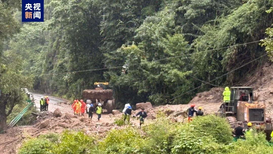 四川山体滑坡吞噬生命，失联28人命运揪心！真实灾难下的生死悲欢与救援挑战。