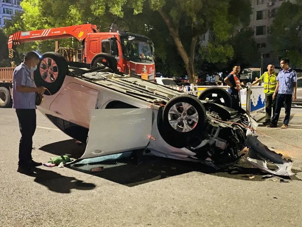 粪车逆行撞上小车，遭遇飞来横祸！生活应用深度解析这起事故背后的故事与法规。