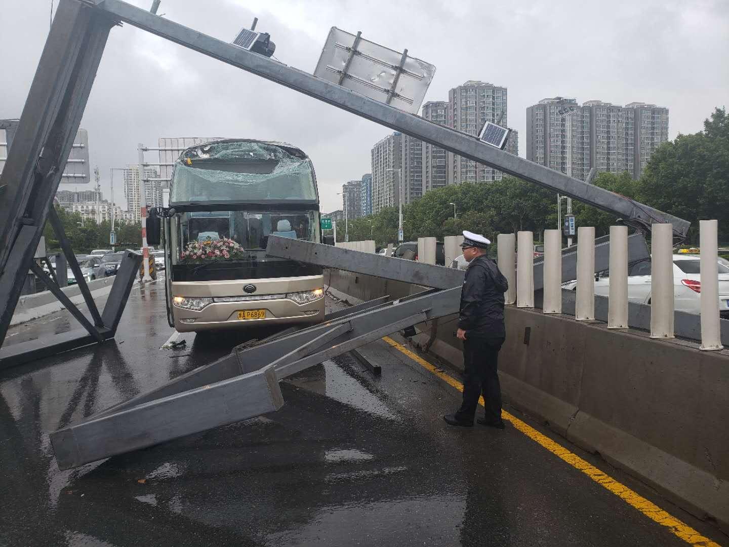 郑州通报双层巴士误入隧道事故，车顶被削惊现大转折！现场究竟发生了什么？公众关注焦点深度解析。