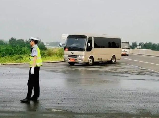 紧急关注老年团遭遇公交困境，情绪激化拦路要求增车！真相究竟如何？